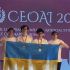Головні новини Києва | Kyiv.News Четверо українських школярів з прапором України на сцені Європейської олімпіади зі штучного інтелекту CEOAI 2026